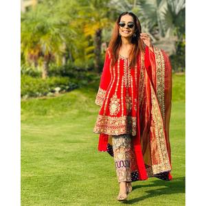 Ensemble haut, bas et dupatta de fête de taille unique rouge indien et pakistanais de la marque LC Designer - Product Image 3