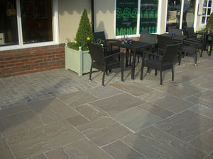 Kit de pavage circulaire GROCON en pierre de grès verte Raj, grandes dalles à surface fendue, pour espaces extérieurs modernes - Product Image 4