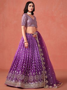 Robe de demoiselle d'honneur en organza brodé violet avec haut court à col en V et manches courtes, coupe trapèze, longueur au sol - Product Image 5