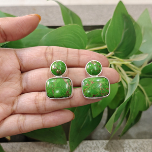 Boucles d'oreilles clous en cuivre plaqué argent 18 carats avec pierres précieuses turquoise pour femmes, style tendance et unique, bijoux minimalistes et audacieux, vente en gros - Product Image 5