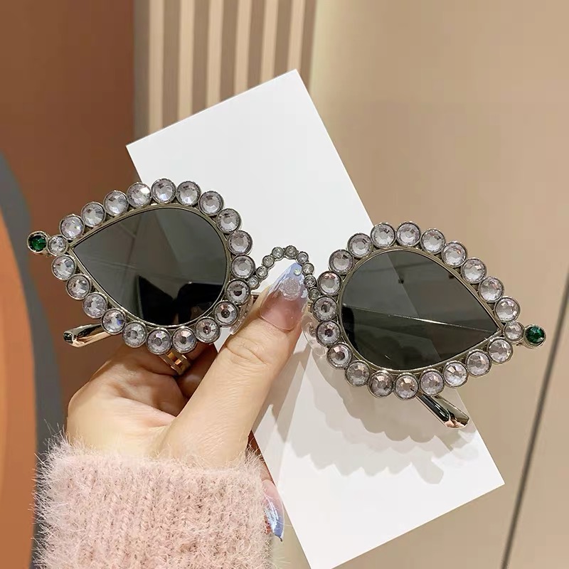 Marco plateado y pieza plateada.