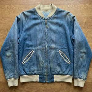 เสื้อแจ็คเก็ตบอมเบอร์ผ้าซาตินสีน้ำเงินสำหรับผู้ชาย ลายปักปลาคาร์พโคอิแบบญี่ปุ่นโบราณ ลายดอกบัว ซูกาจัง เสื้อโค้ทที่ระลึก - Product Image 4