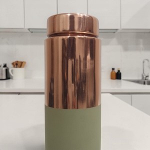Botella de agua ecológica de cobre con acabado mate verde salvia para exteriores y comedor, 99% cobre + 0.97% zinc + 0.02% níquel y SIN PLUMAS - Product Image 5