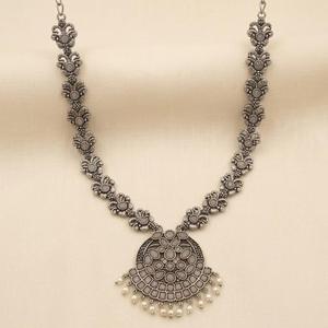 DIVYORO Collier pour femme en argent oxydé délicat, longueur réglable, style ethnique, avec motif floral et pendentif en forme de goutte - Product Image 1