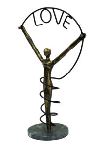 Sculpture moderne en aluminium doré, figurine humaine abstraite avec détails en fil spiralé, cadeau romantique décoratif pour anniversaire, art - Product Image 1