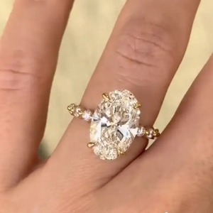 Élégante bague de fiançailles en argent sterling plaqué or blanc avec pierre latérale en moissanite de 5,0 carats de coupe ovale, couleur D, pureté VVS - Product Image 6