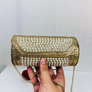 Bolso de noche dorado de gama alta Base metálica dorada Patrón texturizado intrincado Sling Clutch Escultura Moderno Pulido Antiguo - Product Image 1
