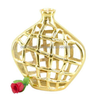 Vase en forme de diamant en or brossé moulé d'aluminium de différentes tailles et formes - Product Image 1