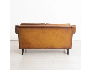 Sofá de Dos Plazas de Diseño Moderno Sueco de Mediados de Siglo, con Tapicería de Cuero Cognac Hecha a Mano y Estructura de Madera Sólida, Alta Demanda - Product Image 3