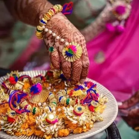 Индийские украшения ручной работы с цветочными помпонами для свадебного торжества Haldi Mehndi, подарок подружке невесты, свадебный подарок для ее цветочного браслета