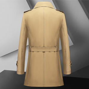 Abrigo de hombre beige de doble botonadura, largo hasta la rodilla, con hombreras y fajas. - Product Image 2