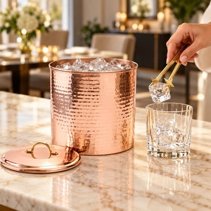Seau à glace rond en cuivre martelé de qualité supérieure avec couvercle, poignée et pince – Durable, écologique, idéal pour les mariages, les fêtes, les cadeaux et la décoration de bar - Product Image 1