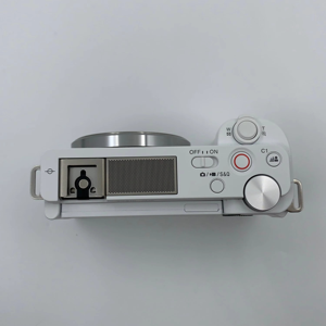 กล้องมิเรอร์เลส Sony ZV-E10 มือสอง สำหรับสร้างคอนเทนต์ 4K ความละเอียด 24MP ตัวกล้องทำจากแมกนีเซียมอัลลอย ใช้โปรเซสเซอร์ BIONZ X รับประกัน 1 ปี - Product Image 4
