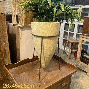 แจกันทรงกรวยทำจากกระดาษมาเช่รักษ์โลก คอลเลคชั่นที่ดีที่สุด พร้อมขาตั้งเหล็กดัด งานศิลปะโบราณจากเทือกเขาหิมาลัย - Product Image 3