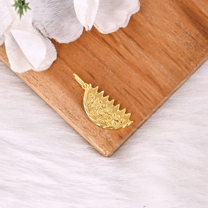 Colgante de Latón Hecho a Mano con Diseño de Luna, Joyería Unisex - Product Image 2