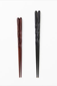 Palillos de madera de estilo japonés tradicional para el hogar, cocina, restaurante y ocasiones especiales en la mesa de comedor. - Product Image 1