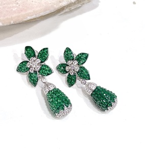 Pendientes colgantes de flor chapados en plata impecables con pedrería de cristal para mujer, estilo romántico para fiesta - Product Image 2