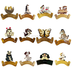 Plaques en bois décoratives pour Noël et souvenirs, à suspendre à la porte, avec nom de personnage de dessin animé pour enfants, design vintage, fabriquées en usine au Vietnam. - Product Image 4