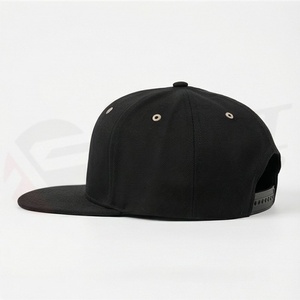 Gorra Snapback Negra de Visera Plana, Color Liso, Estilo Skater, Ideal para el Sol de Verano, Accesorio Diario - Product Image 3