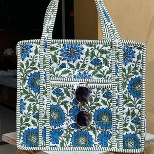 Bolsa de Mano de Algodón Acolchada con Estampado Floral, Bolsa de Compras y Viaje Grande, Elegante Bolsa de Mano para Mujer, Diseño Espacioso y Duradero - Product Image 3
