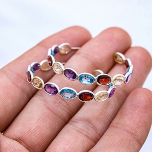ต่างหูเงินแท้ 925 ประดับพลอยธรรมชาติรูปไข่หลายเม็ดแบบเปิดวงกลม Memoria Jewels ขายส่ง - Product Image 6