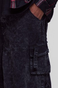 Pantalon cargo noir délavé pour homme avec plusieurs poches, taille élastique, style streetwear, coupe large, logo thermocollé sur la jambe droite - Product Image 6