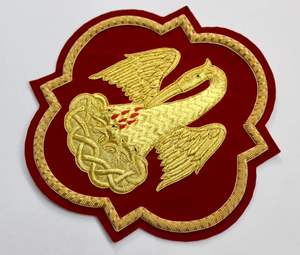 Aplique de Pelícano Bordado a Mano de Lujo para Vestimenta Católica con Efecto 3D en Terciopelo Rojo Oscuro - Product Image 3