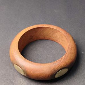 Brazalete Clásico Redondo de Madera Dura con Decoración de Botón de Latón Incrustado - Joyería de Madera Natural Pulida a Mano - Estilo Étnico Unisex - Product Image 2