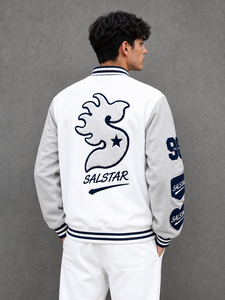 เสื้อแจ็คเก็ตวาร์ซิตี้แบบกำหนดเองสำหรับผู้ชาย เสื้อแจ็คเก็ตเบสบอลแบบ Letterman สีขาว ตัวเสื้อทำจากผ้าขนสัตว์ แขนเสื้อทำจากหนังสีเทา ปักลายปะติด แจ็คเก็ตบอมเบอร์ - Product Image 2