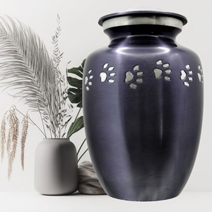Urna Blanca de Alta Calidad Grabada a Mano para Mascotas, Capacidad de 200 Pulgadas Cúbicas, Acabado en Níquel y Esmalte, 1 Año de Garantía - Product Image 3