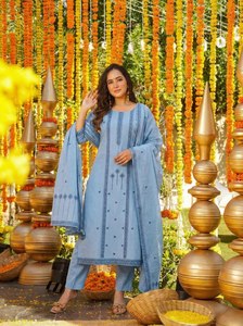 CETTE SAISON DE MARIAGES, DÉCOUVREZ NOTRE COMPLET PANTALON ET HAUT BRODÉ SOIGNEUSEMENT CONÇU PAR DES DESIGNERS, AVEC DUPATTA - Product Image 4