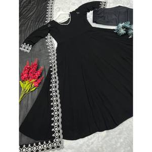 ชุดเดรส Anarkali สีดำสวยงาม ไซส์ XL สำหรับงานปาร์ตี้ พร้อมกางเกงและผ้าคลุมไหล่ น้ำหนัก 700 กรัม - Product Image 1