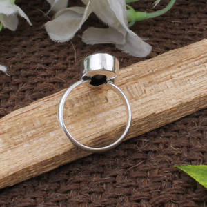 แหวนแบล็คออนิกซ์มินิมอล แหวนเงินแท้ 925 ประดับพลอยธรรมชาติ แหวนเรียบหรูสำหรับผู้หญิง ของขวัญ - Product Image 4