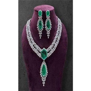 Ensemble collier et boucles d'oreilles élégants en argent plaqué avec cristaux verts taille émeraude, design goutte d'eau, pour femmes, bijoux de mariage - Product Image 1