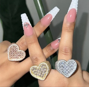 Bague audacieuse en argent sterling 925 plaqué rhodium avec moissanite en forme de cœur, style hip-hop, créée en laboratoire pour femme - Product Image 2