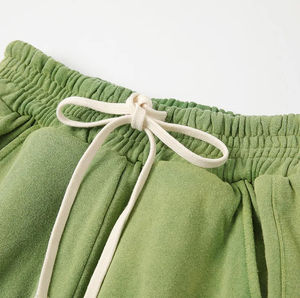 Shorts de sport pour hommes en coton uni respirant avec cordon de serrage, délavage acide et bords bruts, style vintage, vente en gros - Product Image 4