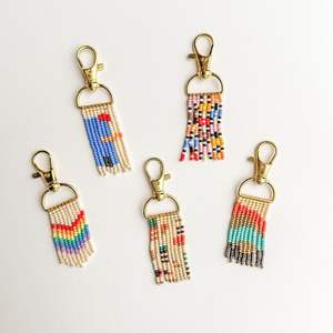 Elegante llavero personalizado de aleación con patrón de gato tejido, que cambia de color, con bordado de cuentas de semillas - Product Image 6