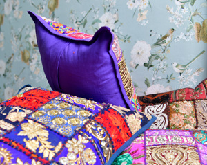 Housse de coussin en patchwork de coton pur, faite à la main par des artisans indiens, provenant du cœur de la décoration ethnique de Jaipur, Inde. - Product Image 1