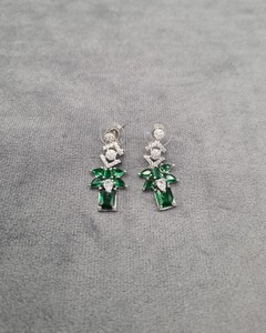 Boucles d'oreilles pendantes à grappe florale, bijoux de mode de luxe en gros pour femmes, fabricants de boucles d'oreilles plaquées rhodium avec diamants américains - Product Image 5
