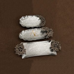 Ensemble de plateaux élégants en argent martelé avec poignées à accents floraux détaillés, style moderne sophistiqué pour la décoration de table et de la maison - Product Image 1