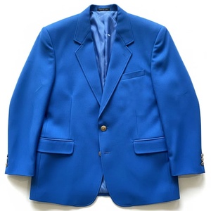 Blazer noir universitaire pour homme, avec écusson brodé, veste de costume ajustée, style business décontracté, formel et professionnel - Product Image 1