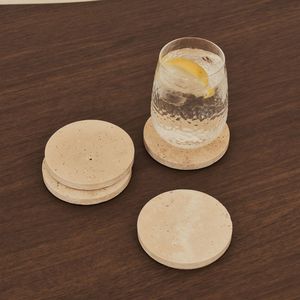 Sous-verres minimalistes en travertin, faits à la main, en pierre naturelle, pour la protection des surfaces de bureau et de table basse. - Product Image 2