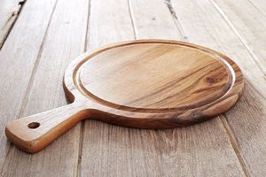 Planche à découper ronde en bois faite à la main, forme ronde avec poignée, planche à découper en acacia durable pour la cuisine - Product Image 5