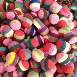 Minzi Industries Modelo 1445 Hacky Sack Tejido a Mano, Pelota de Malabarismo Suave Rellena de Pellets de Hilo de Algodón con Amortiguación Trenzada - Product Image 3