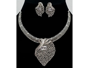 Conjunto de Collar y Pendientes de Cristal Plateado con Pedrería y Rubíes en Corte Pera, Joyería Clásica de Boda para Mujer - Product Image 2