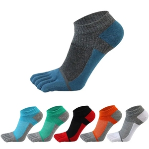 Chaussettes unisexes pour hommes et femmes, décontractées, douces, respirantes, en coton, noires et blanches, athlétiques, à cheville haute, pour la saison printanière - Product Image 2