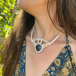 สร้อยคอไม้มาคราเม่ประดับควอตซ์และทองคำเปลว งานแฮนด์เมด สไตล์มินิมอล ประดับด้วยอัญมณีธรรมชาติ ปรับขนาดได้ รูปทรงผีเสื้อไม้ไผ่ - Product Image 1