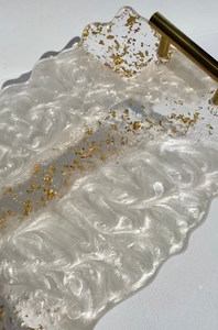 Plateau de service décoratif en résine blanche avec agate géode et pierre de lune, poignées modernes en barres dorées, couleurs disponibles, contactez-nous pour plus d'informations - Product Image 6
