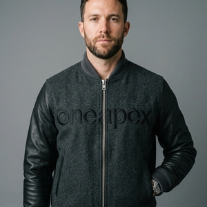 Veste en laine gris anthracite pour homme avec manches en cuir noir, col et poignets en tricot côtelé, fermeture éclair intégrale, style streetwear décontracté haut de gamme, veste personnalisée - Product Image 4