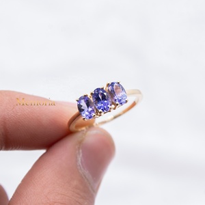 Vente en gros d'anneaux minimalistes à trois pierres en or jaune 14 carats avec tanzanite ovale naturelle, bijoux Memoria - Product Image 1